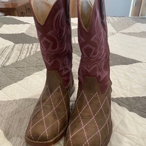 Women's Western Boots in Burgundy and Brown